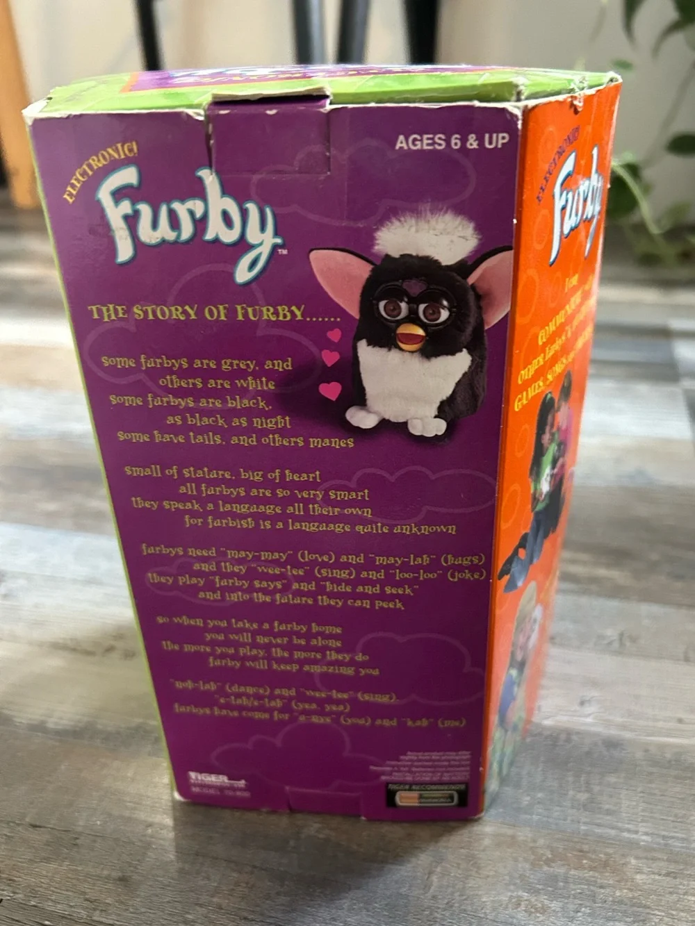 1998 RARE 6” Furby Giraffe Tan with Blue Eyes 70-800 tags